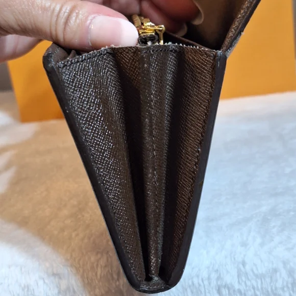 LV Besace Clutch Rosebery - Picture 14 of 16